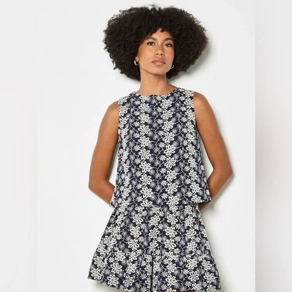 APRICOT 🍑- Navy and White Floral Sleeveless Top - Picture 3 of 6